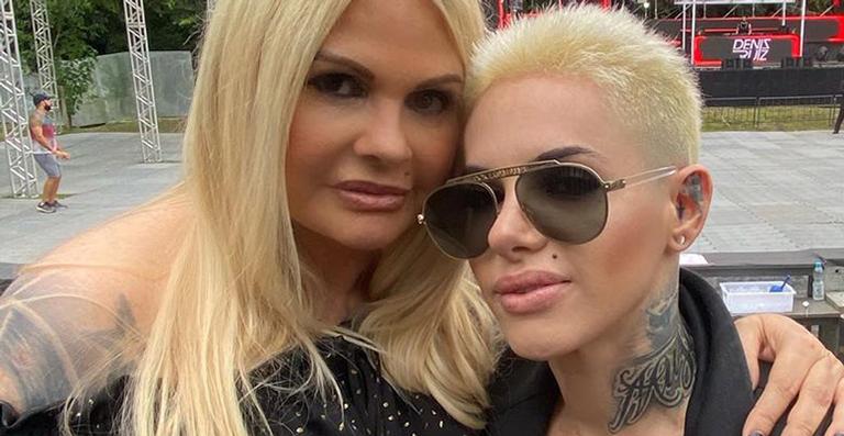 Monique Evans abre a intimidade e revela como foi transar com uma mulher pela primeira vez aos 57 anos