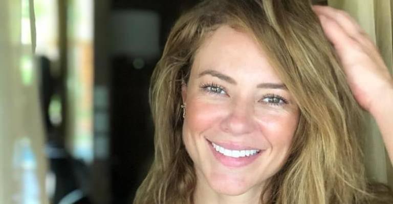 Completando 38 anos, Paolla Oliveira surge de biquíni e ostenta boa forma