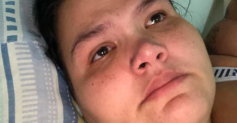 Menos de um mês após parto, Thais Carla aparece abatida e revela complicações: ”Não cicatrizou bem”
