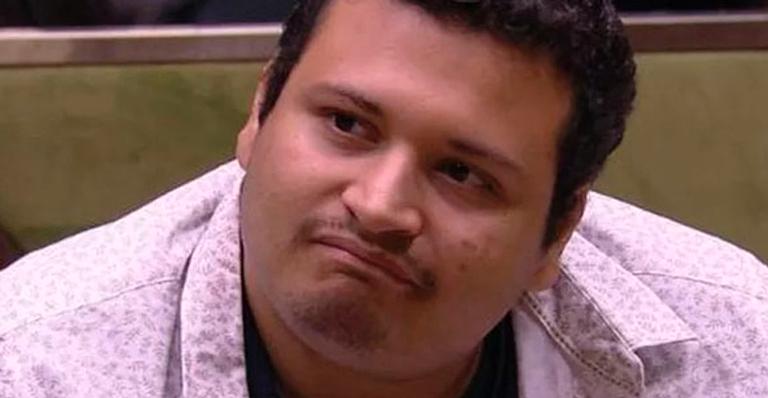 BBB20: Victor Hugo tenta fazer live, é agredido por haters e sai chorando