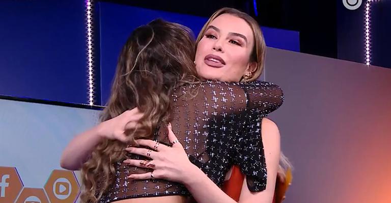 BBB20: Gizelly Bicalho quebra protocolo contra coronavírus e abraça Fernanda Keulla