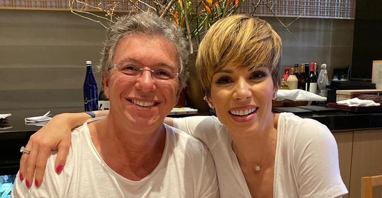 Em vídeo, Boninho tasca beijão em Ana Furtado durante momento íntimo: ”Amo”