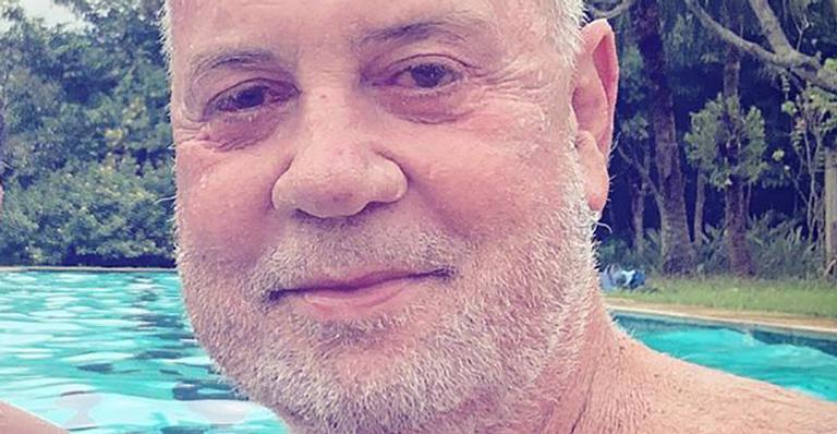 Luiz Fernando Guimarães curte dia de piscina com o marido em clique romântico