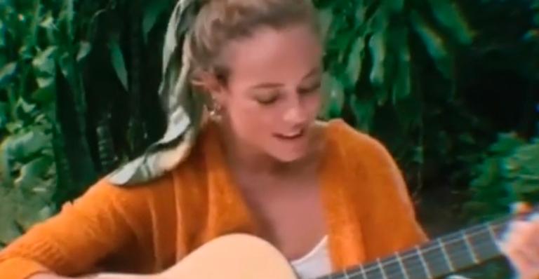 Paolla Oliveira mostra talento na música ao fazer serenata para companheiros: ”Não faltou amor”
