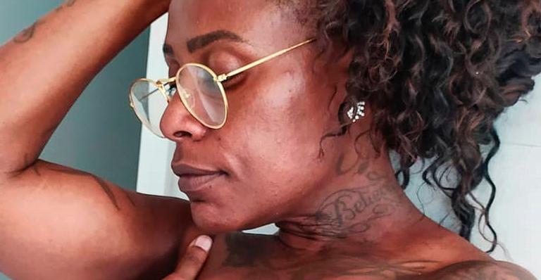 Aos 44 anos, Pepê, da dupla com Neném, posa completamente nua e corpão impressiona: ”De um jeito que nunca vi”