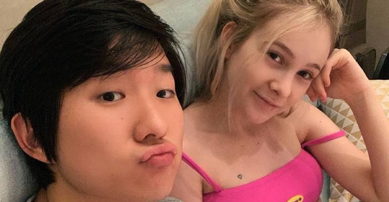 Pyong Lee dá buquê de flores gigante para a esposa e ela se emociona