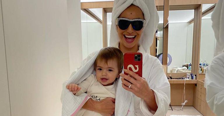 Zoe Sato surge fazendo ‘carão’ ao lado da mãe e famosos se derretem