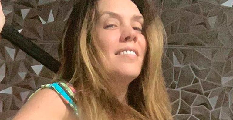Aos 43 anos, Simony causa ao mostrar bumbum incrível com biquíni minúsculo: ”Cada dia mais linda”