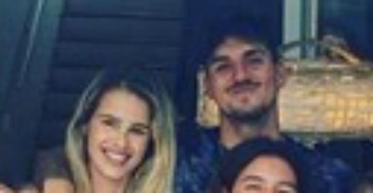Yasmin Brunet e Gabriel Medina são flagrados juntinhos em clique de família