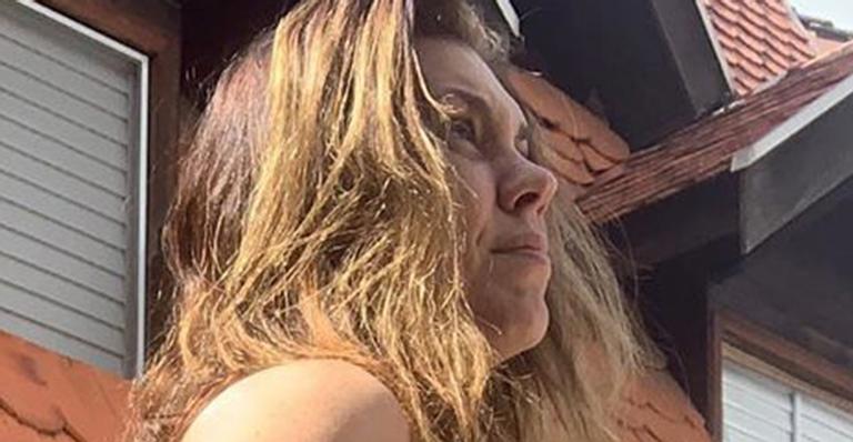 Aos 43 anos, Simony posa de biquíni fio-dental em sua mansão e fã dispara: “Atura ou surta”