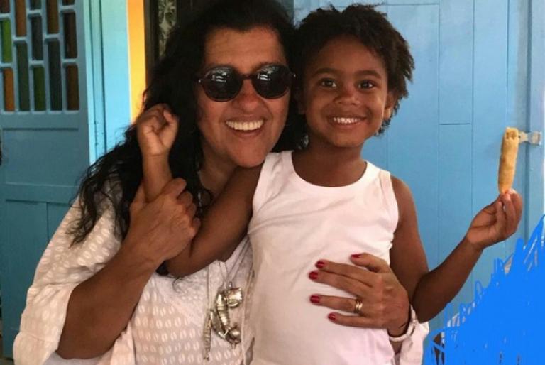Aos 6 anos, filho de Regina Casé muda visual radicalmente: “Queria ficar igual ao ídolo”