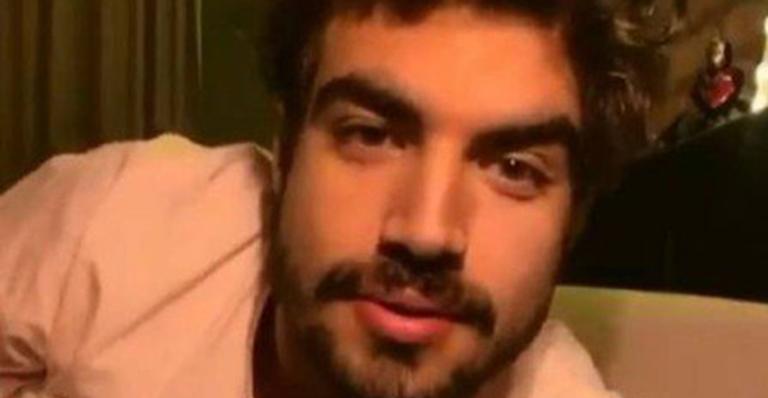 Caio Castro deixa apartamento de Grazi Massafera, volta para casa e reclama do frio na primeira noite só