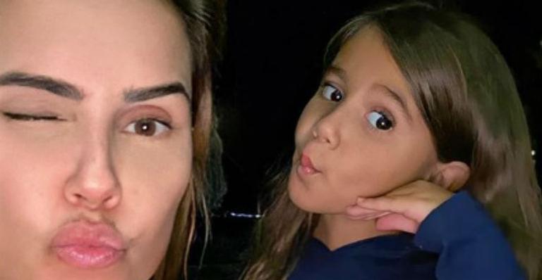 Deborah Secco derrete web ao surgir fazendo pose com filha e semelhança chama atenção