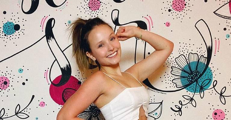 Larissa Manoela surge banguela e diverte internautas em seu Instagram