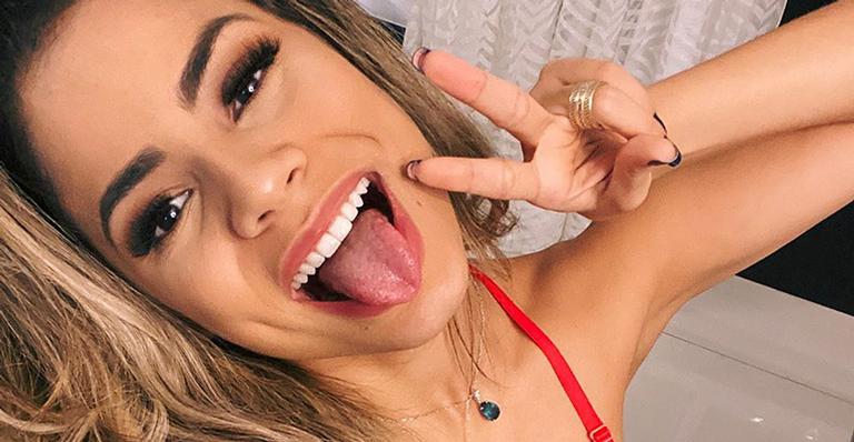 Lexa aposta em pijama decotado e arranca elogios da web: ”Mulherão”