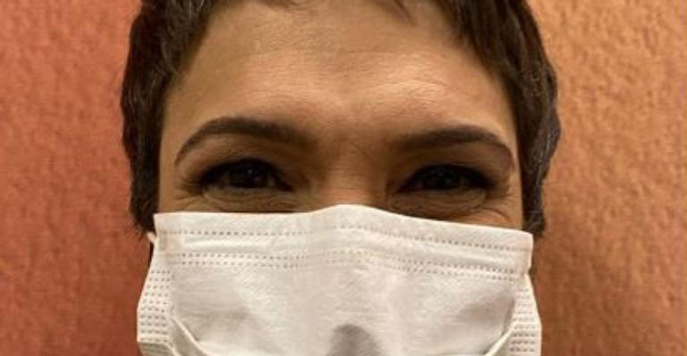 No combate ao coronavírus, Sandra Annenberg posa de máscara: ”É possível sorrir!”