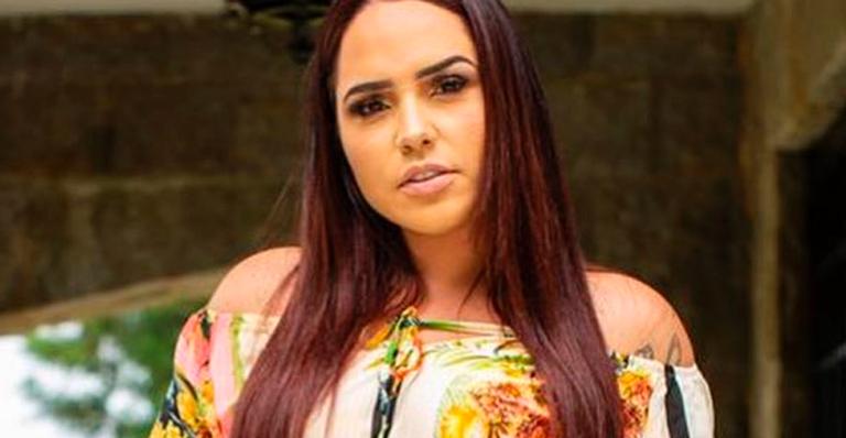 Perlla surge esbelta com top revelando barriga sequinha e agrada: ”Filé”
