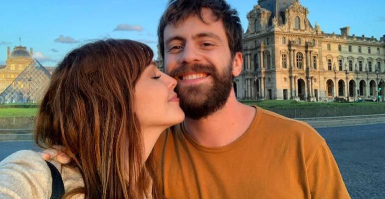 Titi Müller compartilha clique do esposo deitado em sua barriga e se declara