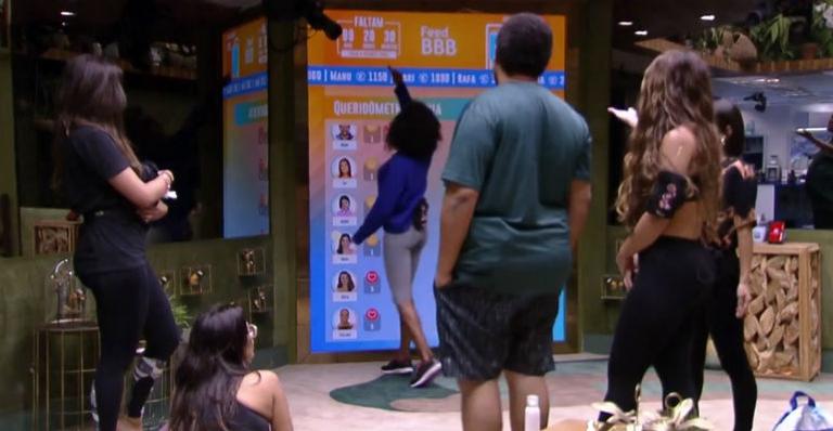 BBB20: Telão volta a ter mudanças e brothers ficam chocados: “99 dias não, pelo amor de Deus”