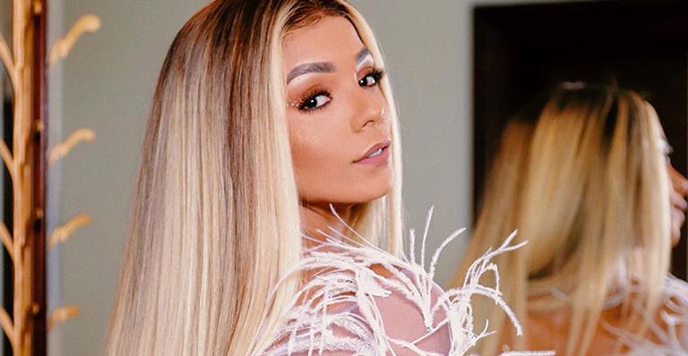 Brunna Gonçalves revela experimento inusitado e mostra silicone brilhar no escuro: ”É real”