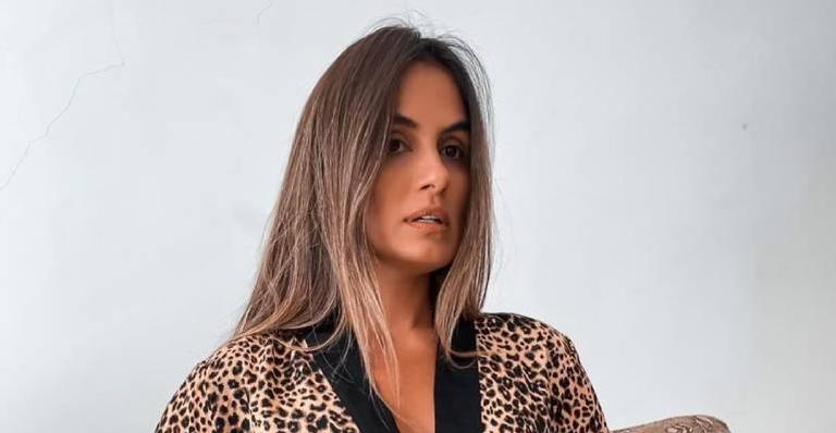 Carol Peixinho sensualiza em clique só de biquíni e deixa fãs boquiabertos