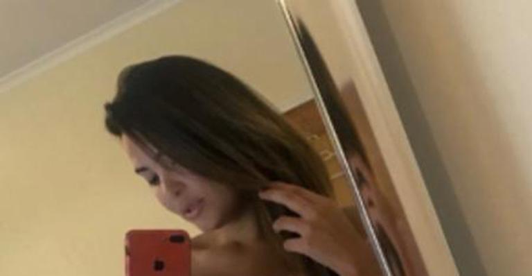 Geisy Arruda posa de camisola transparente e deixa os mamilos totalmente aparentes: ”Que coragem”