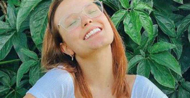 Em quarentena, Larissa Manoela enlouquece e radicaliza os cabelos: ”Tudo laranja!”