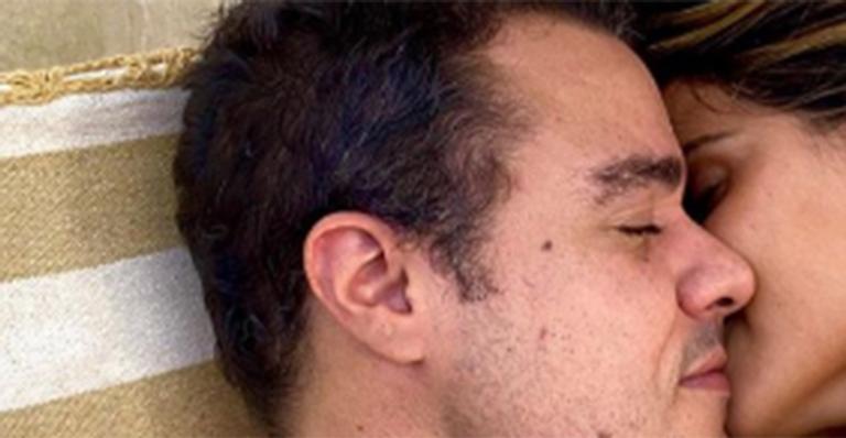 Joaquim Lopes troca carícias com a namorada em rede e protagoniza momento quente a dois