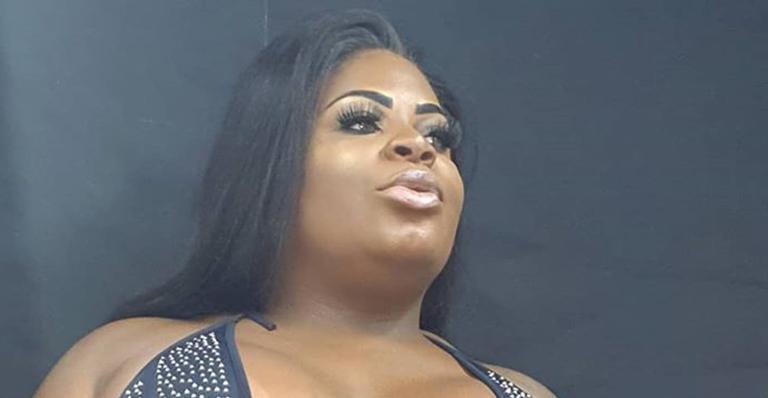 Jojo Todynho posa de macacão com decote generoso, seios saltam pra fora e ela exibe tatuagem ousada