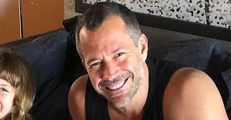 Em quarentena, Malvino Salvador faz as vezes de professor das filhas: ”Dividindo funções”