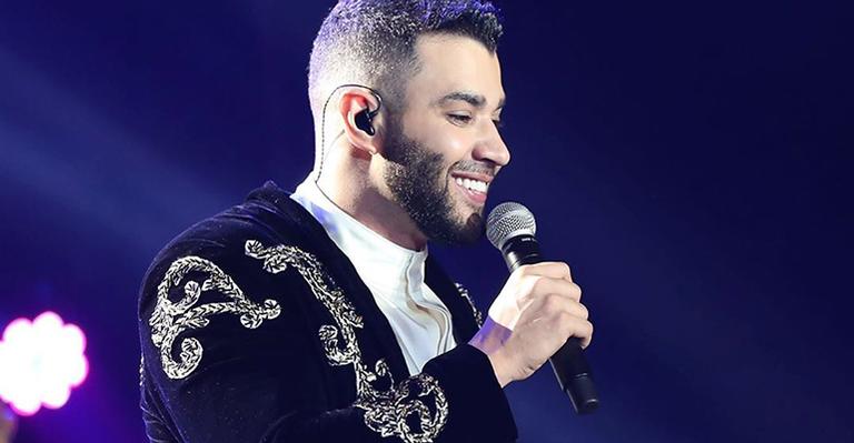 Gusttavo Lima posa em piscina enorme e deixa fãs surpresos: ”Caribe?”