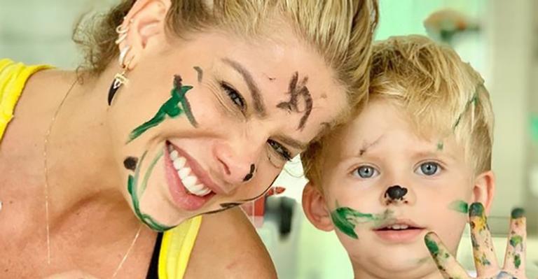 Karina Bacchi encanta a web ao mostrar momentos com o filho durante a quarentena: ”Maravilhosos”