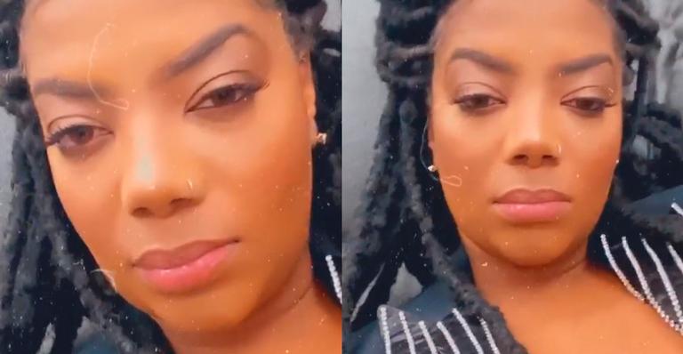 Ludmilla dispensa sutiã em momento de descanso e aparece com jaqueta aberta