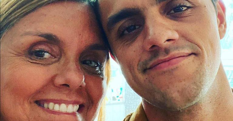 Mãe de Felipe Simas posa coladinha com o neto, Vicente e encanta a web