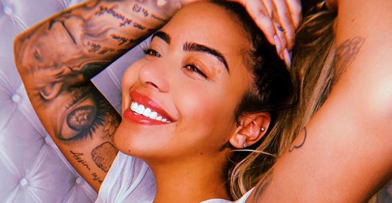 Sem sinal de barriguinha, Rafaella Santos posa com maiô colado e afasta rumores de gravidez