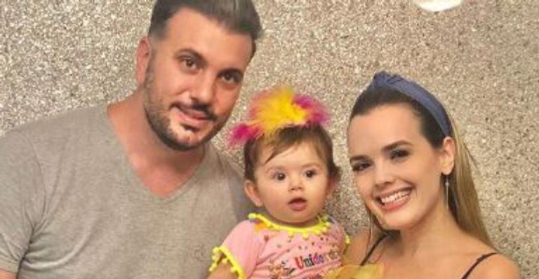 Thaeme comove fãs ao celebrar primeiro aniversário da filha: ”Mundo mais colorido e feliz”