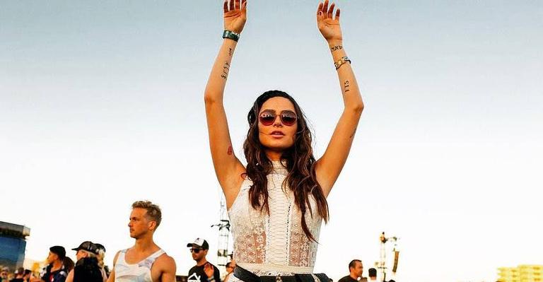 Thaila Ayala bota a cara no sol, ganha ‘chuva’ de elogios dos fãs, e se diverte: ‘Auto ajuda pra não pirar’