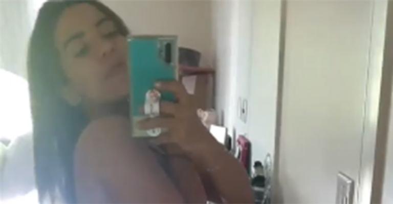Anitta posa de body fio-dental, exibe bumbum durinho e marca detalhes do corpão