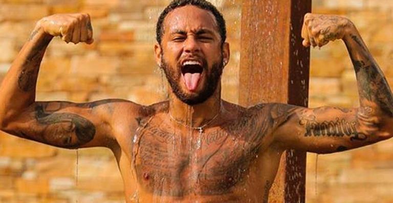 Neymar surpreende ao posar durante banho e volume gigante na bermuda rouba a cena: ”Mantenham-se firmes”