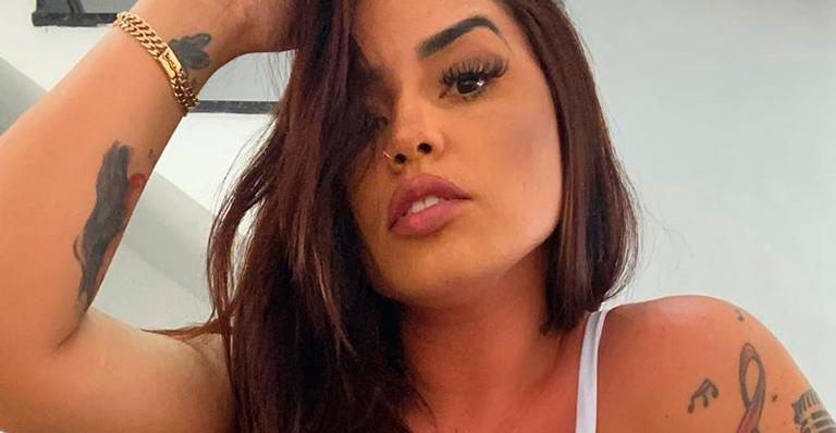 De top e shortinho, Perlla mostra corpo estilo violão e seguidores analisam bumbum: ”Parece um coração”