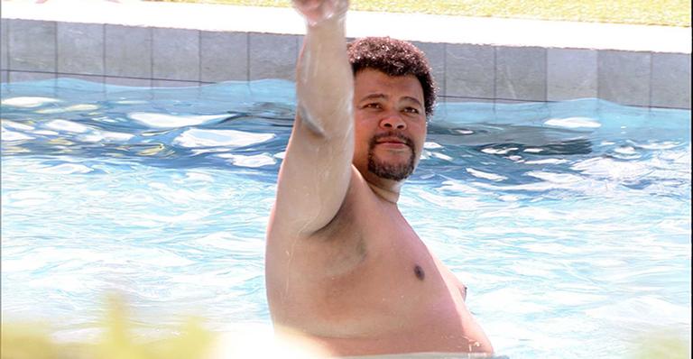 BBB20: Após voltar de Paredão, Babu começa o dia animado e dança na piscina