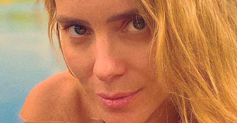 Aos 41 anos, Carolina Dieckmann mostra barriga trincada de biquíni e fã exalta: ”Tomba qualquer uma”