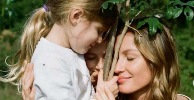 Gisele Bündchen compartilha cliques fofos com família e emociona ao falar da natureza