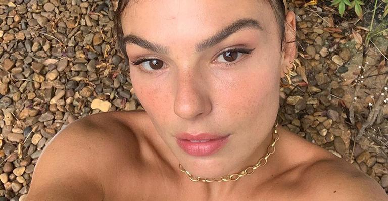 Isis Valverde surge com filho e marido durante banho de sol e encanta a web: ”Feliz Dia da Terra”
