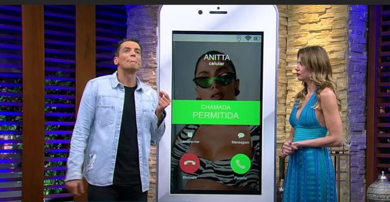 Leo Dias quebra protocolo e agradece à Anitta em programa de TV: ”Eu era execrado”