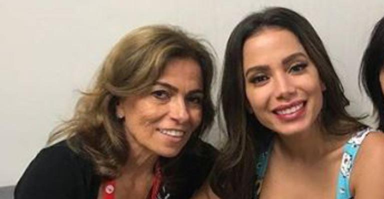 Mãe de Anitta celebra chegada do primeiro netinho na web: ”Vou ser avó!”