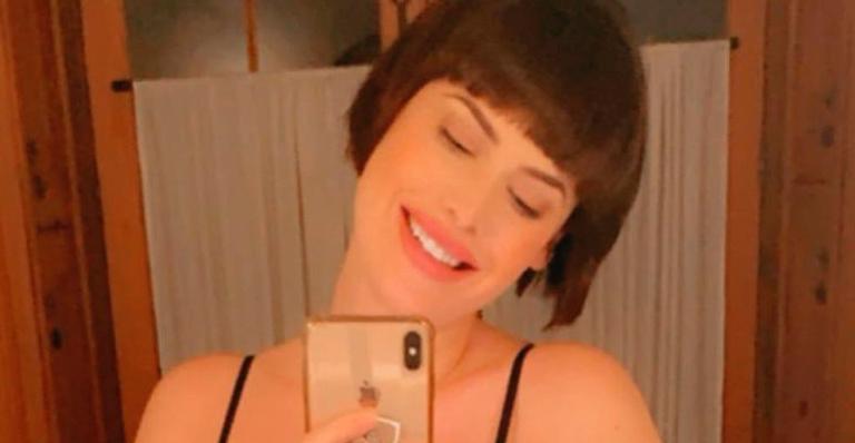 No oitavo mês de gravidez, Mayana Moura mostra barrigão estourando e brinca: ”Não sei como vai esticar mais”