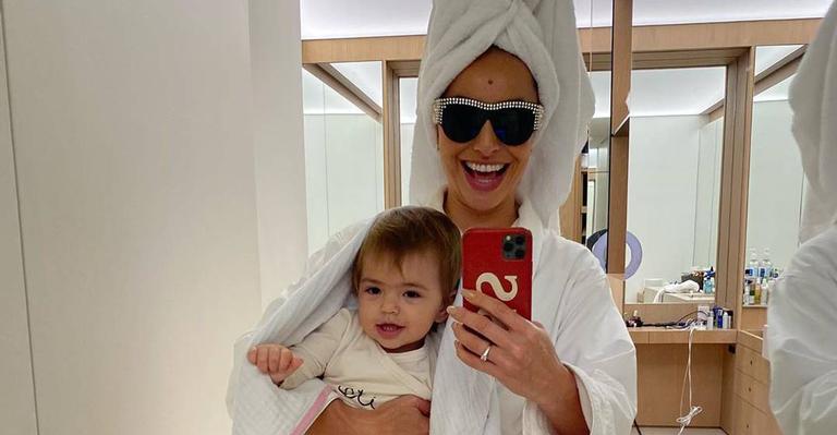 Sabrina Sato se diverte ao criar ‘novos nomes’ para a filha, Zoe: ‘Zoinha, Zozo, Zoines’