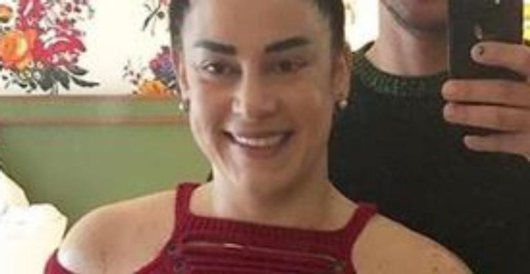 Em raro clique, Silvia Abravanel posa coladinha no namorado e celebra quarentena com eleito