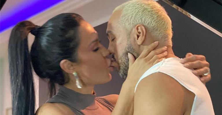 Gracyanne Barbosa senta no colo de Belo e troca beijos quentes: ”Noite incrível e especial”
